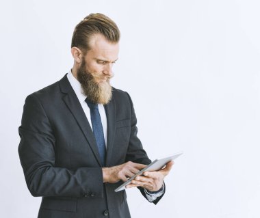 Dijital tablet kullanan işadamı 