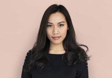 kadın stüdyoda poz 