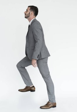 Genç adam merdivende adım