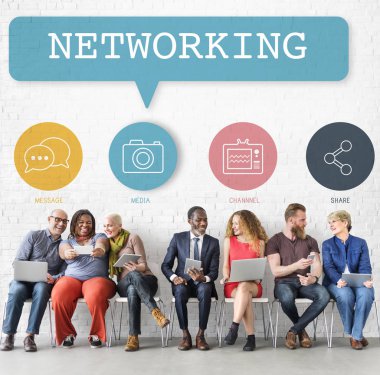 Dijital aygıtlar kullanan insanlar 