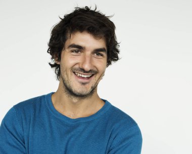 gülümseyen yakışıklı adam