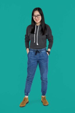 kadın stüdyoda poz