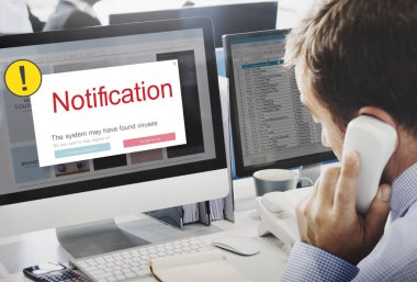 Bilgisayarda çalışan iş adamı