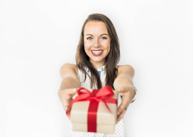 Noel hediyesi kutu tutan kadın,