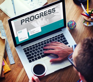 dizüstü bilgisayar kullanarak ve kahve içme adam