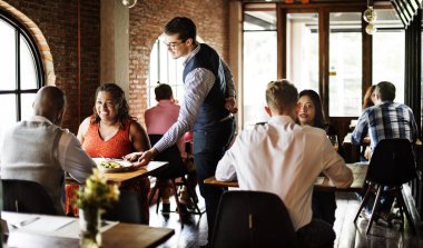 neşeli restorandaki