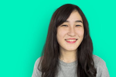 Asyalı kadın stüdyoda poz 