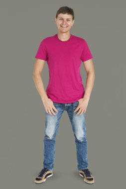 stüdyoda gülümseyen adam 