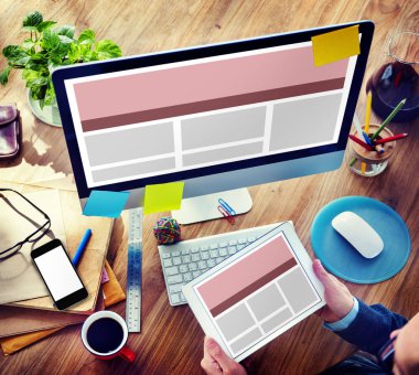 Dijital tablet kullanan adam