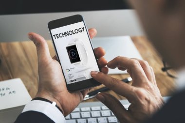 Akıllı telefon kullanan iş adamı