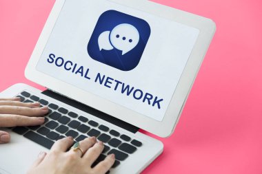 Dizüstü bilgisayarda çalışan kadın