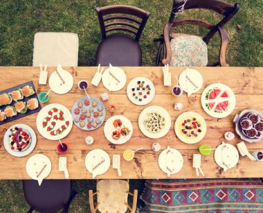 tablo üzerinde çeşitli yemekler