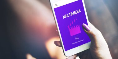 Cep telefonu kullanan kişi