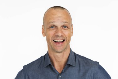 Stüdyoda poz veren adam