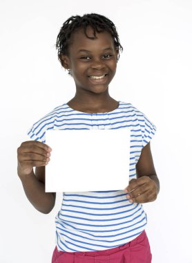 Kız stüdyoda poz veriyor. 