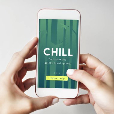 Cep telefonu ellerinde.