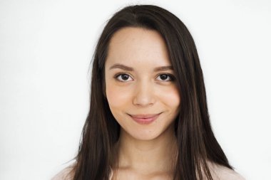 Stüdyoda genç bir kadın 