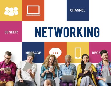 Dijital aygıtlar kullanan insanlar