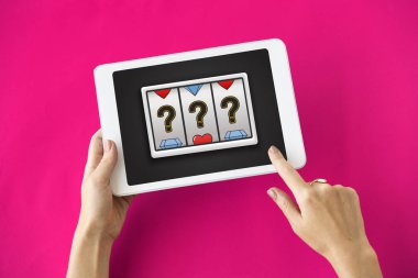 insan elinden tutarak dijital tablet