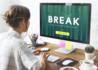 Bilgisayarda Çalışan Kadın 