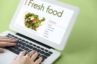 Dizüstü bilgisayarda çalışan kadın