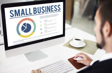 Ofiste çalışan bir iş adamı.