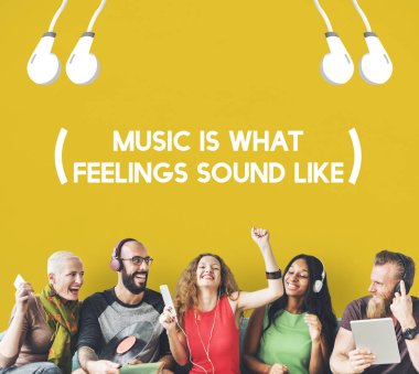 Dijital aygıtlar kullanan insanlar 