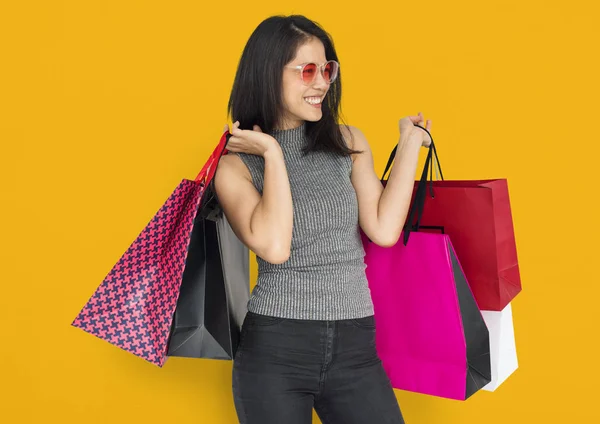 Mulher asiática com sacos de compras — Fotografia de Stock