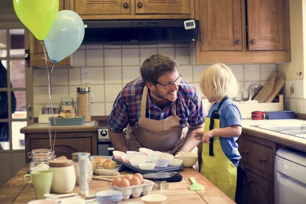 Padre e hijo horneando — Foto de Stock