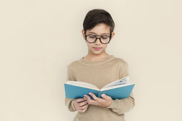 Portret van kleine jongen met boek — Stockfoto