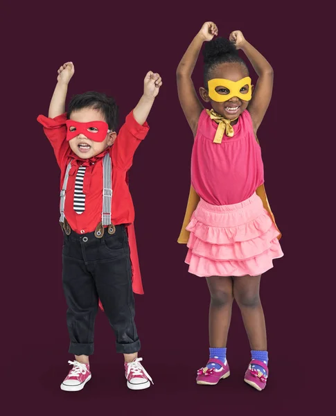 Мальчик и девочка в костюмах супергероев — стоковое фото