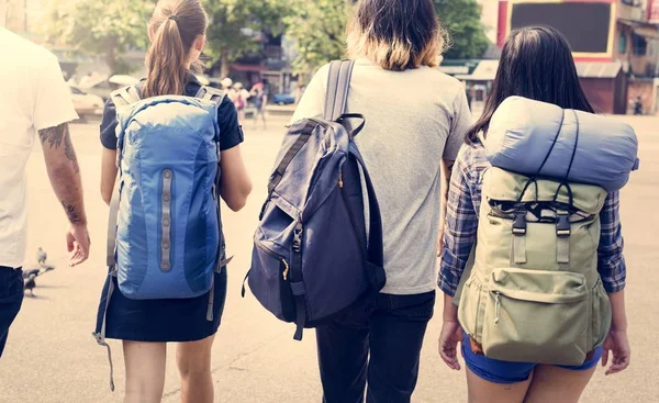 Молодые друзья путешественники с рюкзаками — стоковое фото
