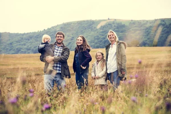 Familie tijd doorbrengen in de natuur — Stockfoto