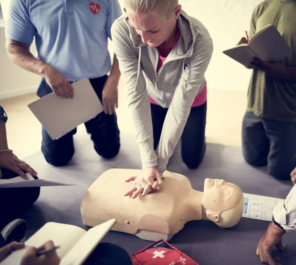 Osób korzystających ze szkoleń pierwszej pomocy Cpr — Zdjęcie stockowe