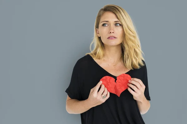 Ragazza che tiene il cuore spezzato — Foto Stock