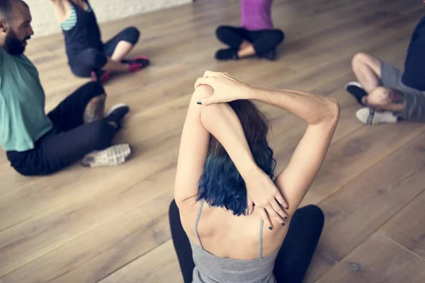 Sportiga människor gör yoga stretching — Stockfoto