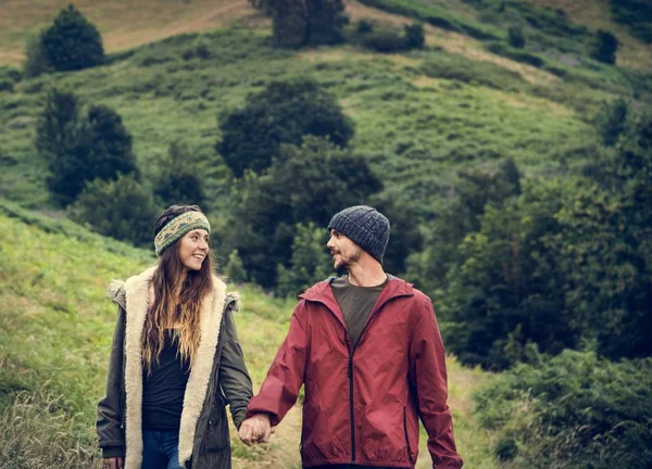 Jovem casal em montanhas — Fotografia de Stock