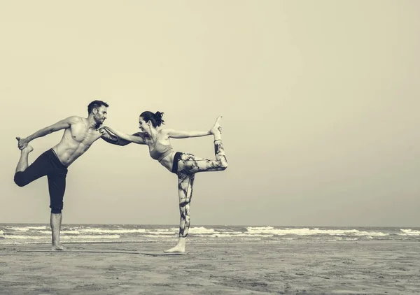 Frau und Mann beim Yoga — Stockfoto