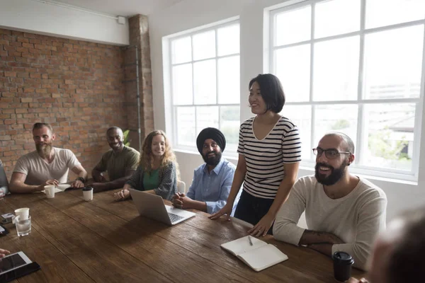 Personnes présentes à la réunion au bureau — Photo