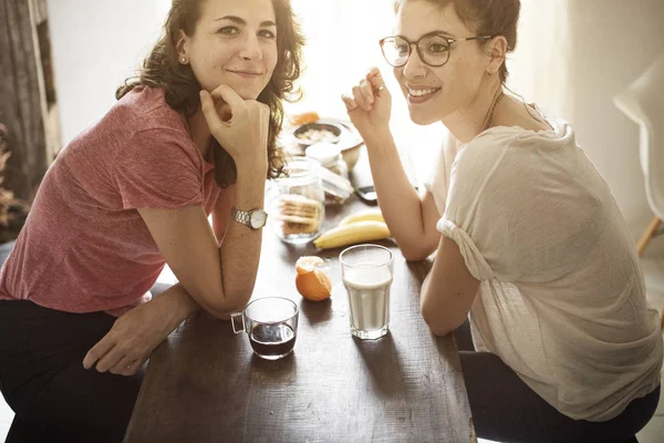 Lesbisches Paar verbringt Zeit miteinander — Stockfoto