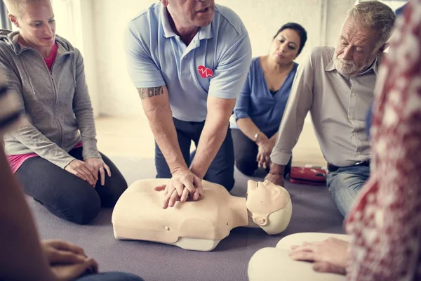 Lidé učení Cpr školení první pomoci — Stock fotografie