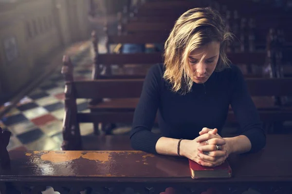 Vrouw nieuwsgierige in kerk — Stockfoto