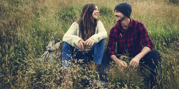 Jovem casal em montanhas — Fotografia de Stock