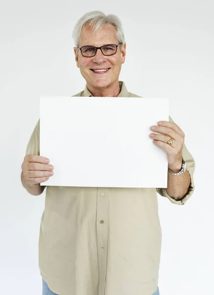 Viejo sosteniendo papel blanco — Foto de Stock