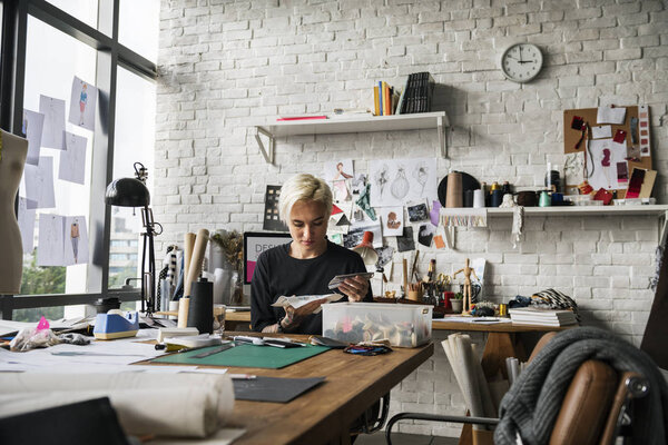  модельер работает в шоу-руме
