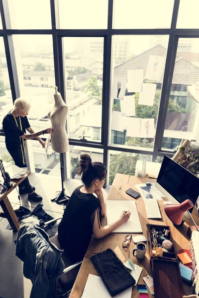 Diseñadores de moda que trabajan en Showroom — Foto de Stock