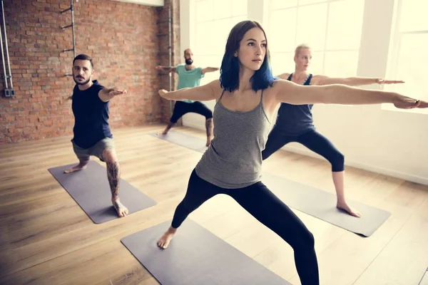 Deportistas haciendo estiramientos de yoga —  Fotos de Stock