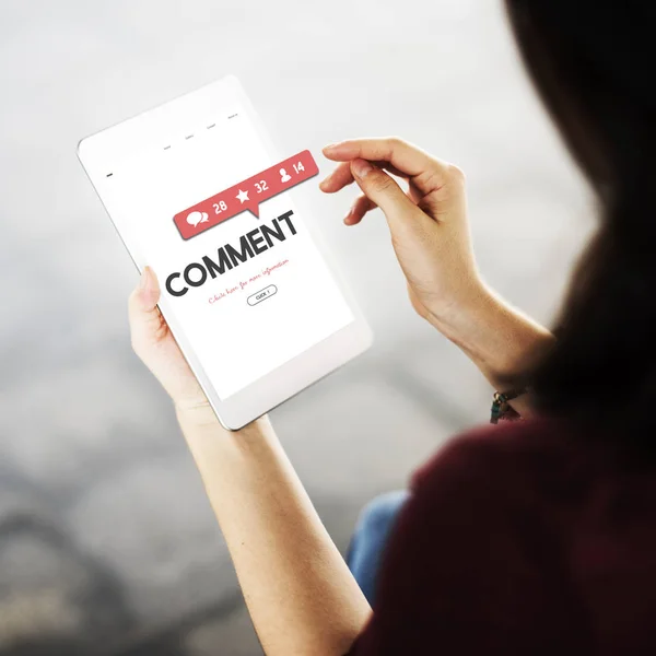 Mujer navegando en tableta digital — Foto de Stock