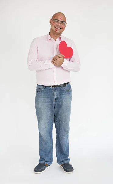 Kağıt kalp tutan adam — Stok fotoğraf