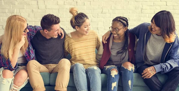 Estudiantes abrazándose juntos — Foto de Stock